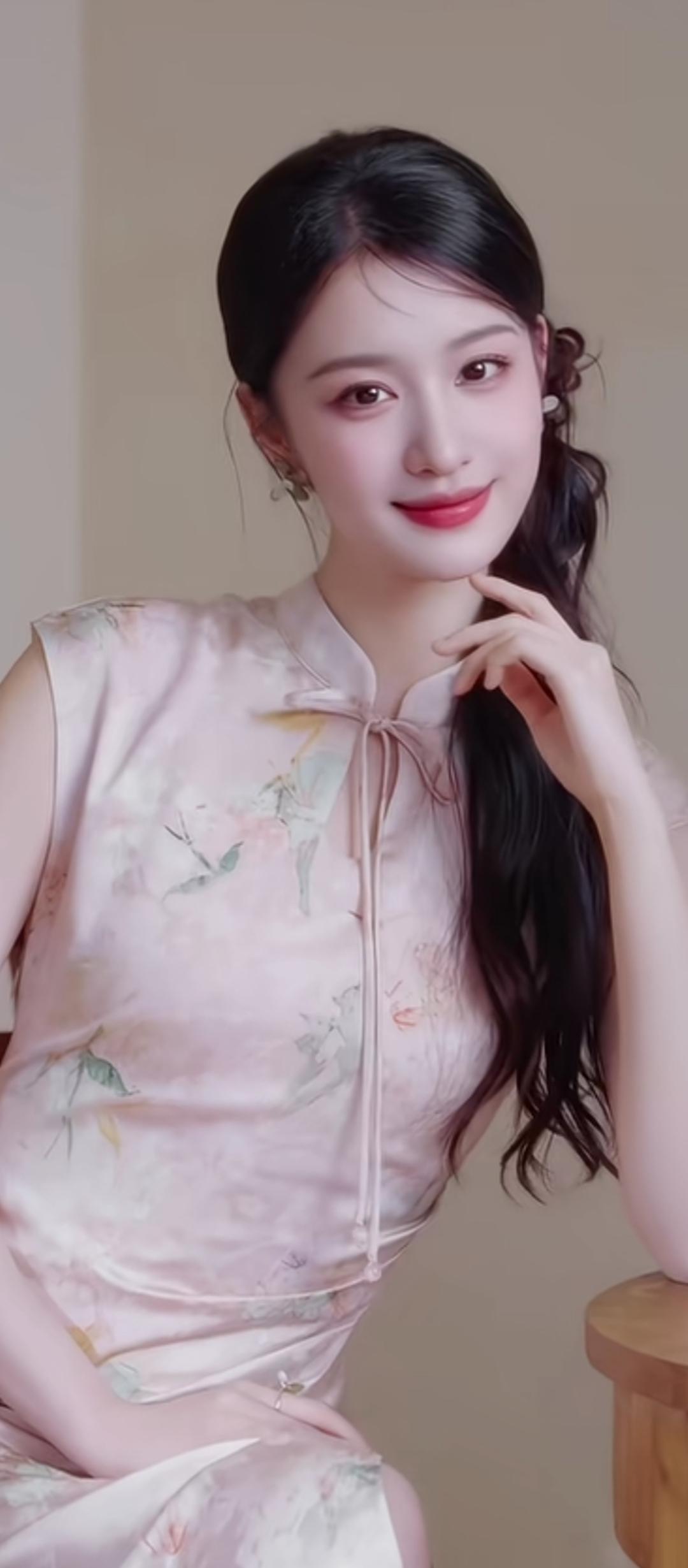 温柔优雅的粉色旗袍，散发着古典韵味，尽显东方之美。