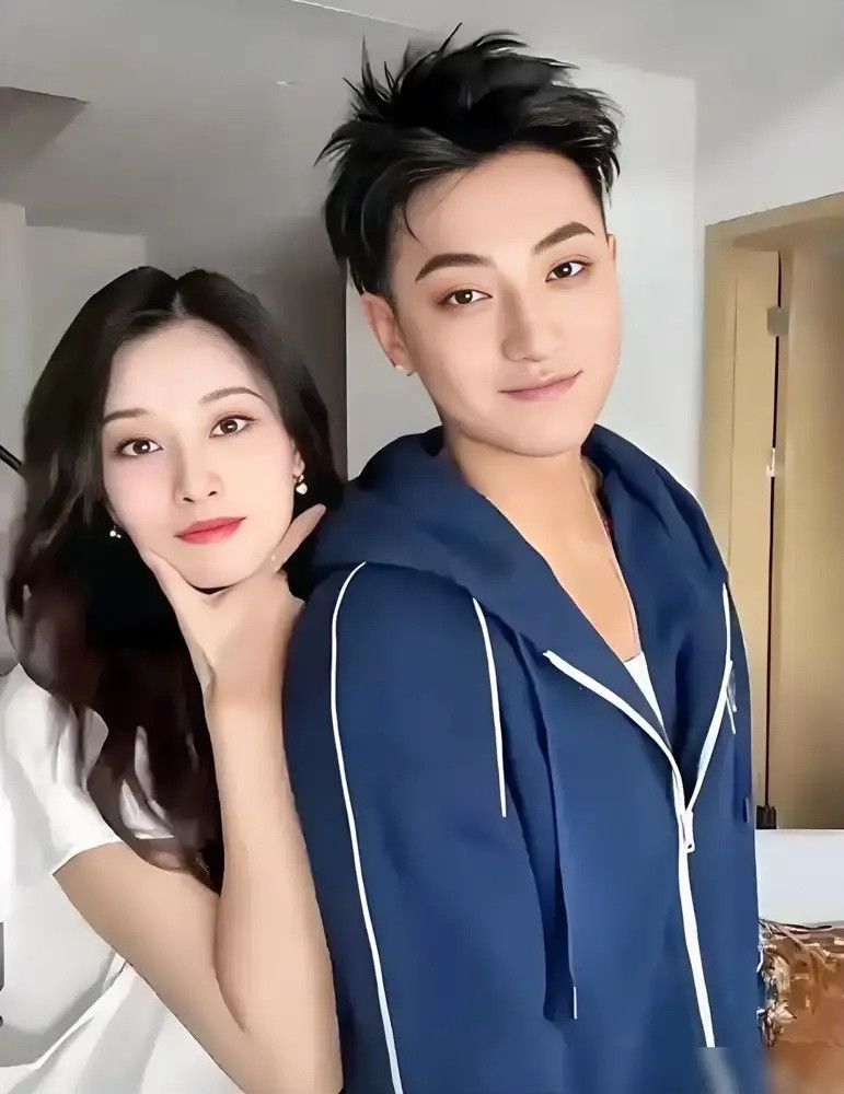 狂拽酷炫的黄子韬，谈起恋爱居然是细节控！他在节目上公开表示，徐艺洋简直就是一张白