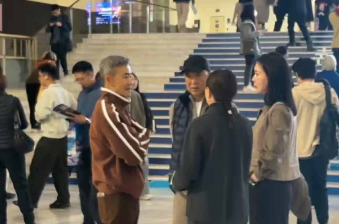 王石没失联啊，和娇妻看演出呢，网友深圳偶遇王石田朴珺，两人很甜蜜相伴出行。王石田