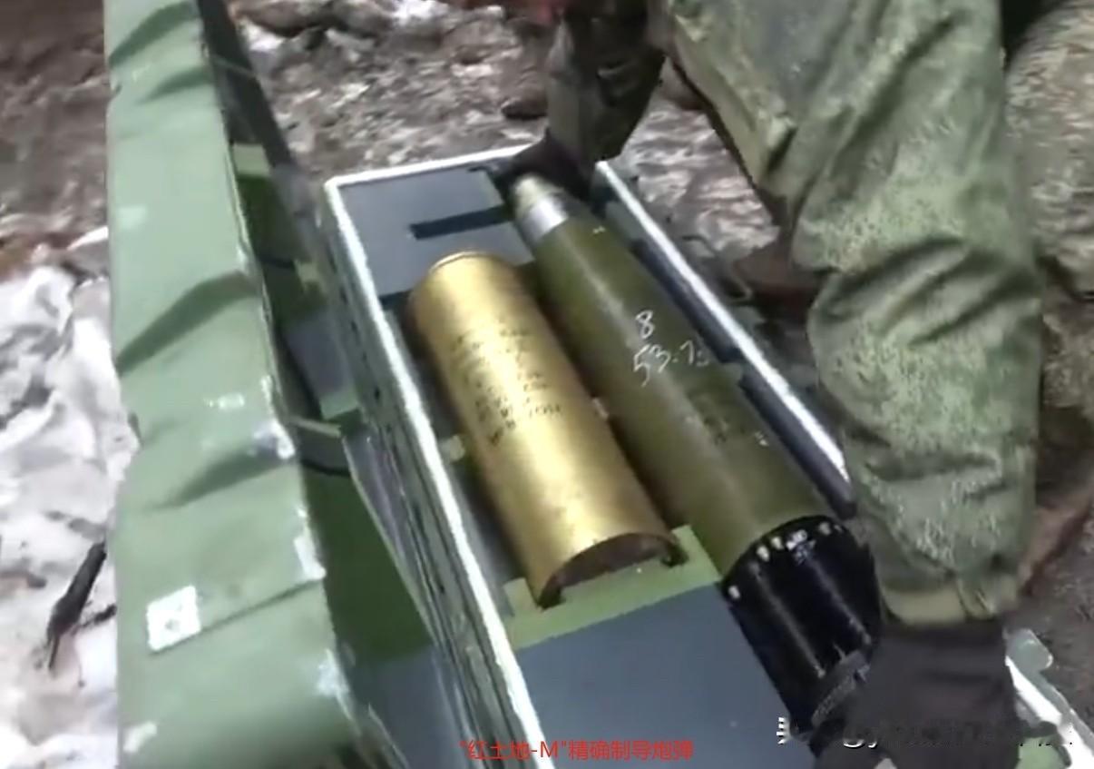 俄南部集群新闻中心16日发布消息：该部第6摩步师所属的无人机编组在进行