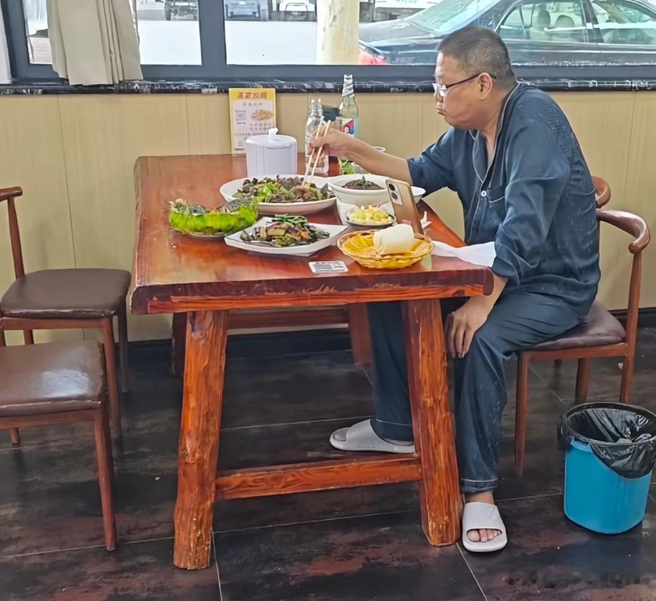 这是我见过最豪横的大爷！一个人点了一份炒鸡，一碗经典扣肉，炒了个豆角杭茄，一碗蒜