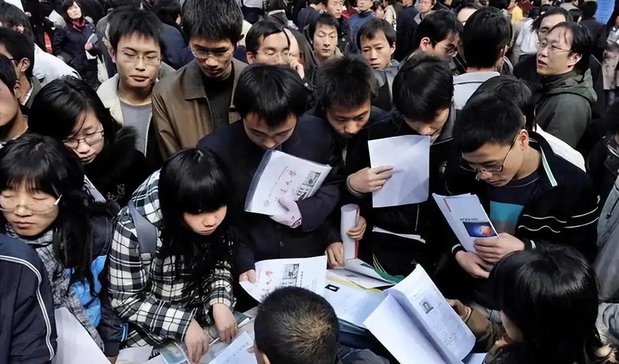 为什么大公司都会死死盯着你的“第一学历”？哥们儿，你先记住一句最扎心的话：因为在