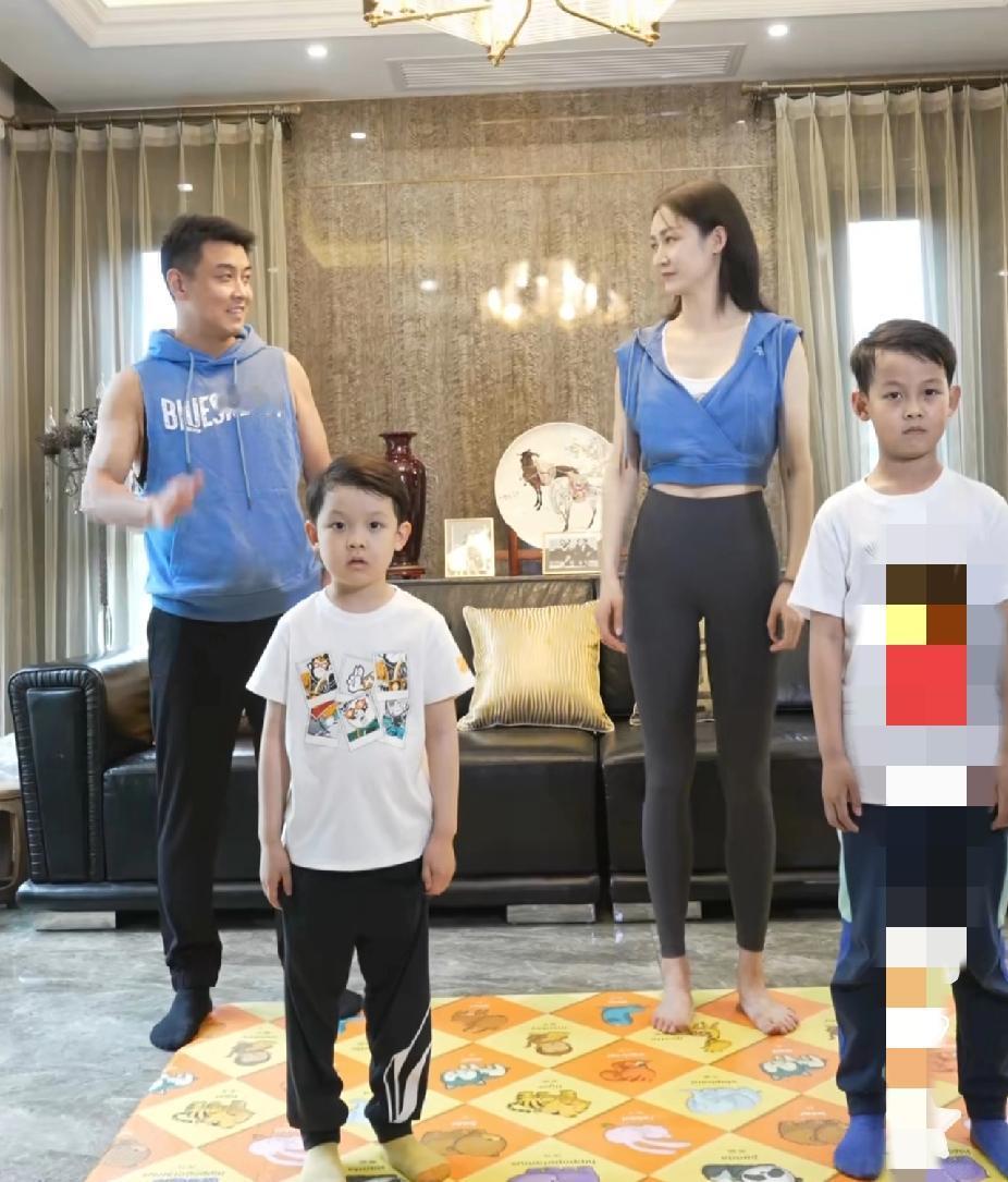 男乒教练王皓和老婆“亲子互动”一起跳毽子操，热情四射，活力🔥满满，令人羡慕