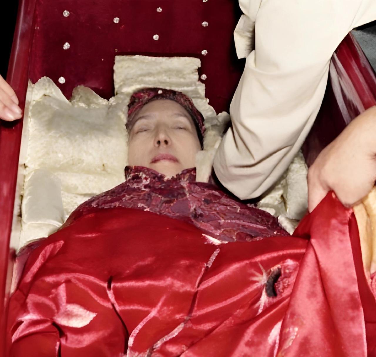 1977年，杜月笙的姨太太孟小冬，安详去世，在入殓仪式上，一张罕见的留影，照片中