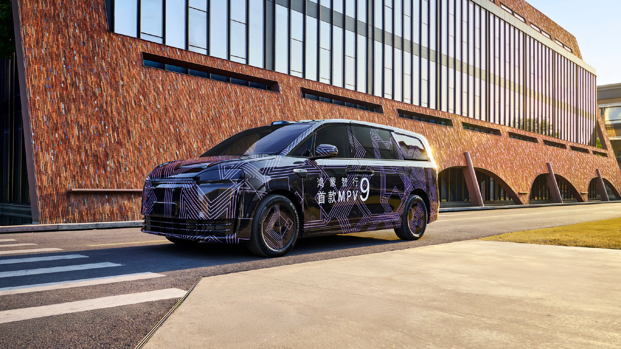 今天在深圳见到这车了智界v9，在深业上城，好似在拍定妆照跟网上猜图也大差不差，