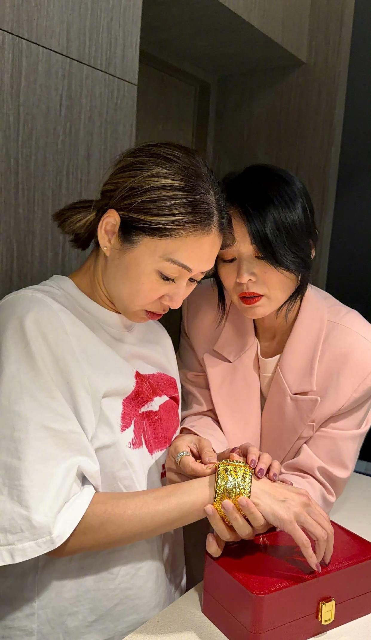 胡定欣晒好姐妹胡杏儿送一对黄金龙凤镯难掩激动心情,称自己需要的是“运”气,拍健身