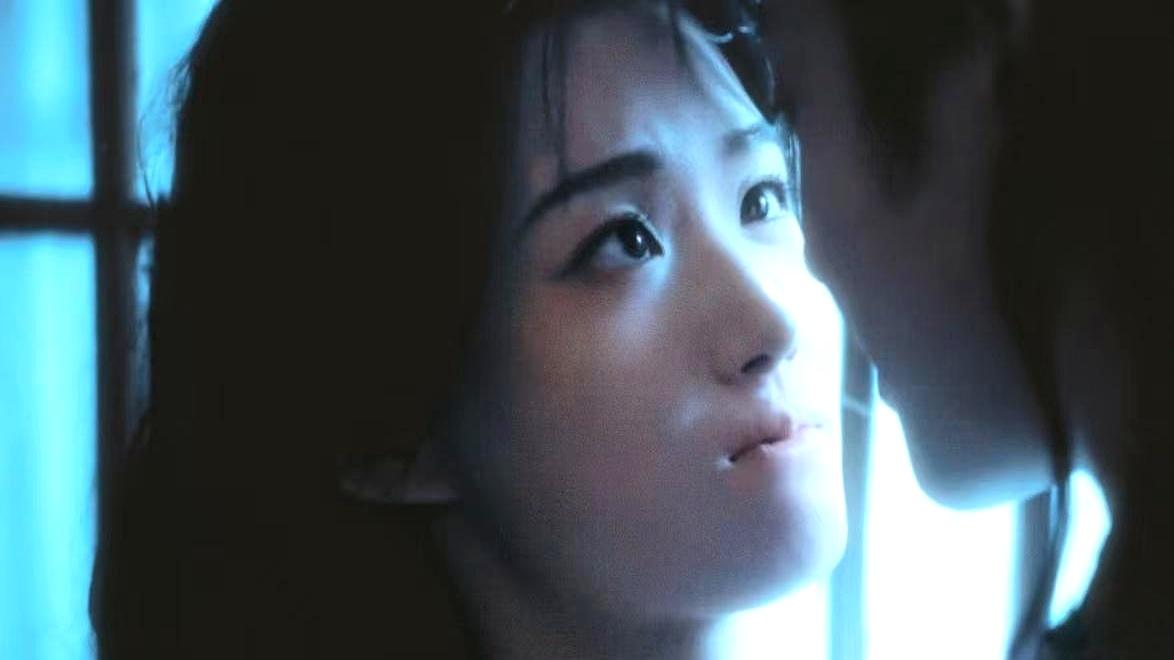 侯明昊成内娱首个“夜抛型男主”。一亲完，女主就跑。《寒武纪》唐印