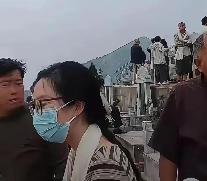 《儿女满堂》极大的讽刺杜新枝儿女满堂，这四个字，确实像一记响亮的耳光，抽在“