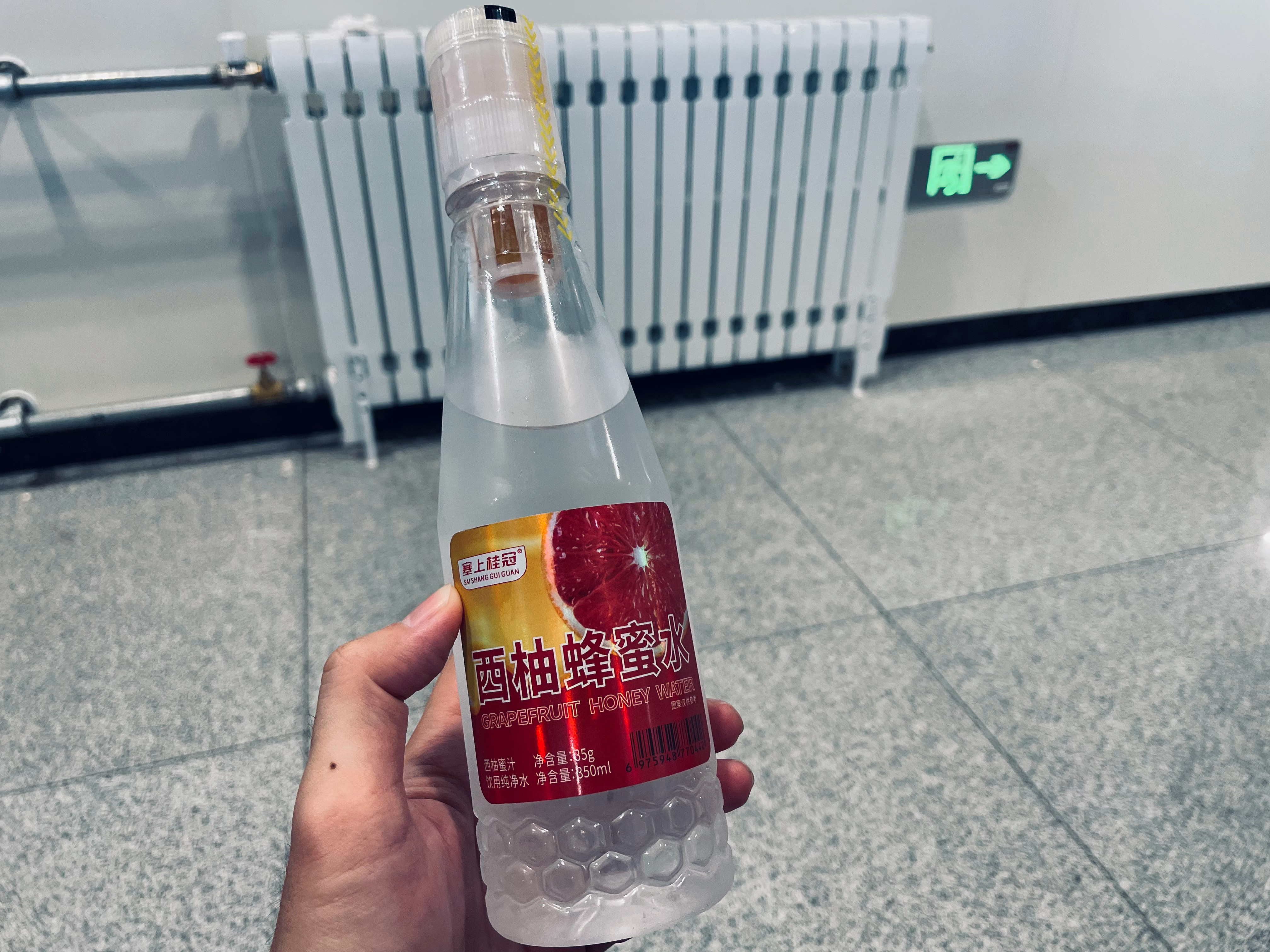 回京，在火车站买了瓶西柚蜂蜜水，有喝过的吗？喝前摇一摇？[墨镜]​​​