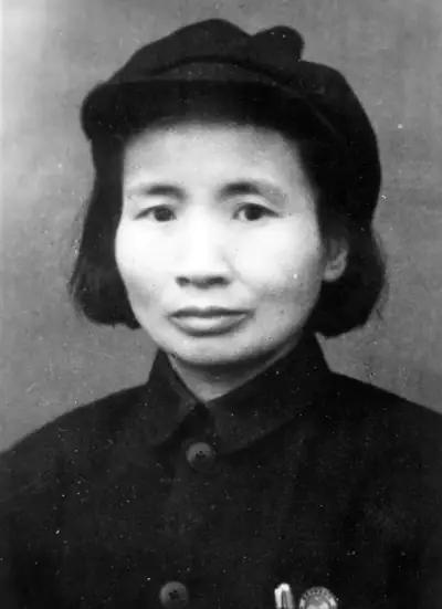 1960年冬天，钱瑛到甘肃考察，谁料司机中途迷路，突然发现前面沟里有烟轻轻飘出，