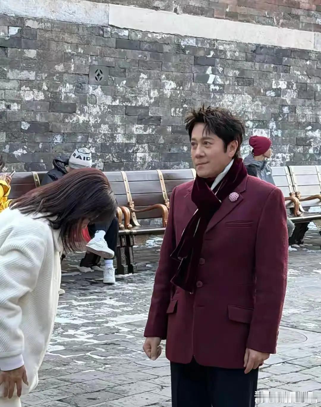 57岁蔡国庆故宫被偶遇，状态嫩到像30岁，不过这“姨味”穿搭却成焦点！！！