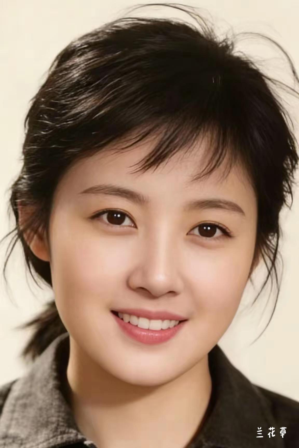 天然美女：美目星光，眉如黛；坚挺鼻梁小丘般；齿若编贝唇红润；鹅蛋脸型肌饱满。自