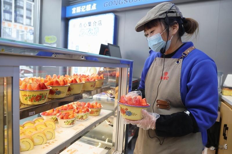 “盒马承认生产草莓蛋糕出问题”这事上热搜了，也是够闹心的。有消费者反馈79.9元