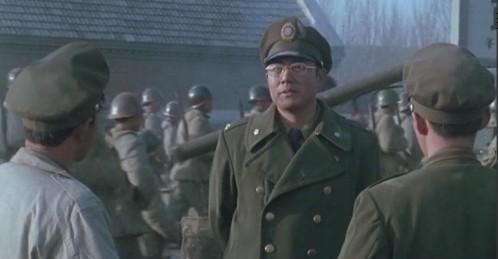 辽沈战役中，廖耀湘让宪兵枪毙作战不力的师长戴海容。戴海容看到宪兵后，命令卫兵：