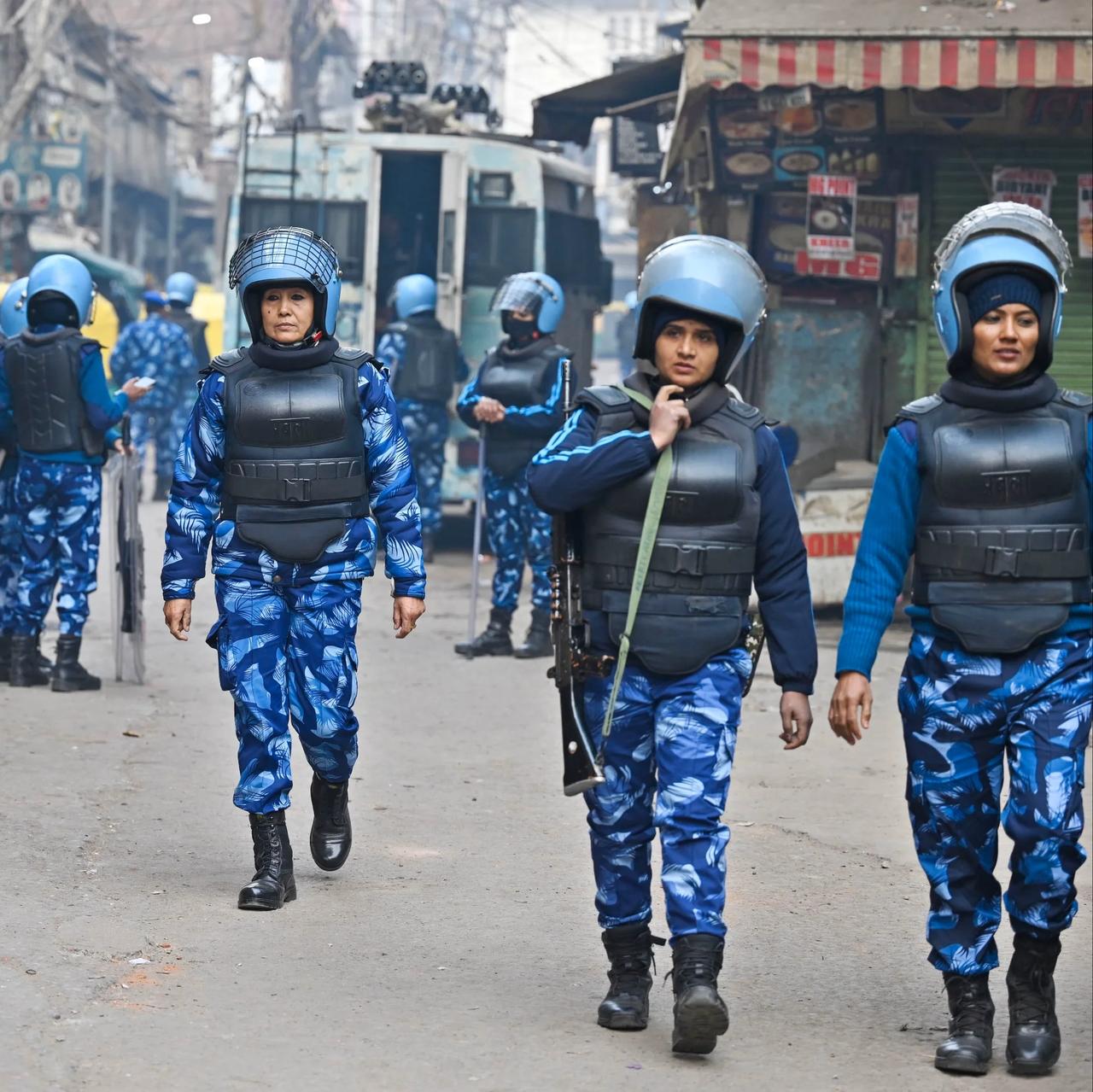 印度女防暴警察，这衣服也是独特