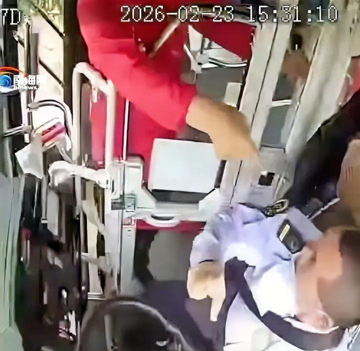 抢公交方向盘，殴打司机，人抓到了，“银手镯”肯定跑不了了。近期海口一公交车上有