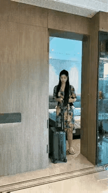 老婆本是聪明人，刀切豆腐两面光！小俩口吵架了，老婆拉着行李箱，气冲冲地准备出门