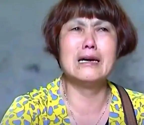 2014年，一位湖南大婶面对摄像机镜头又哭又喊，大骂在广州做主任医生的儿子是个没