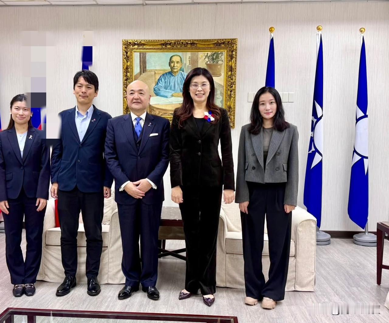 郑丽文很忙，见完美国代表、新加坡代表，下午又和日本代表见面。双方提到马英九这件事