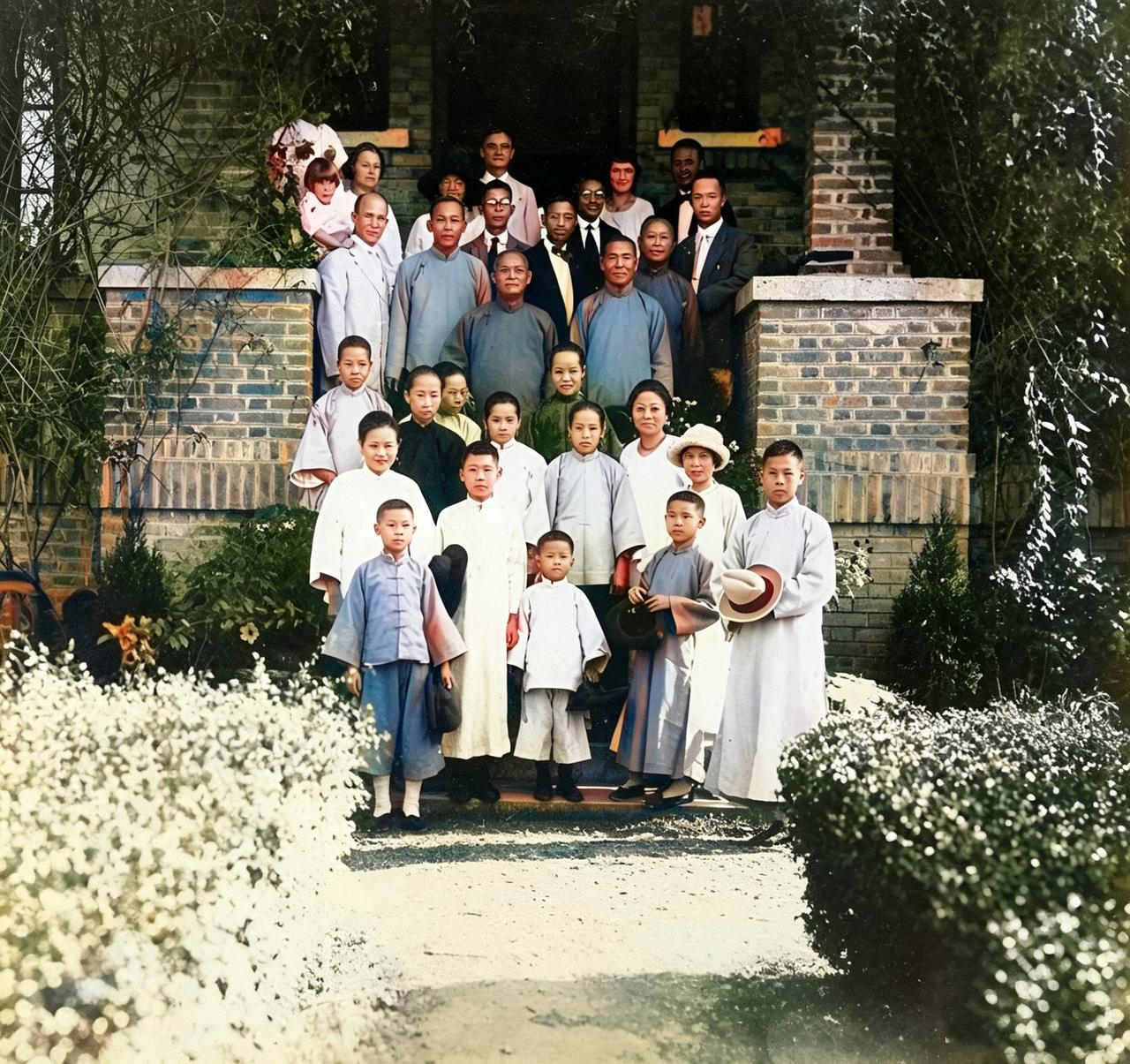 这是1926年李福林与自己的众多妻子、众多孩子在自己的康乐农场。李福林从绿林起家