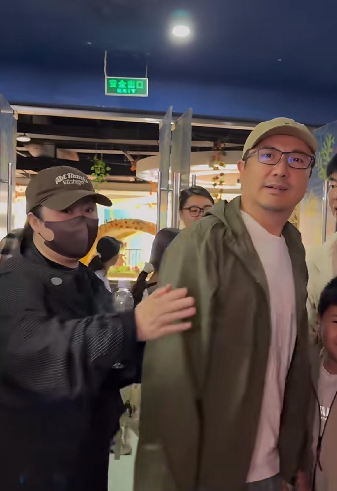 沈腾和王琦这两口子又被路人拍到了，王琦手里攥着皱巴巴的帆布袋跟在后头，沈腾空着手走前头，画面一出评论