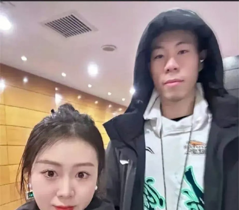 张镇麟的4个家庭成员一览∶1、老婆；朱汶茜，广东深圳人，出身富贵，妥妥富二代；