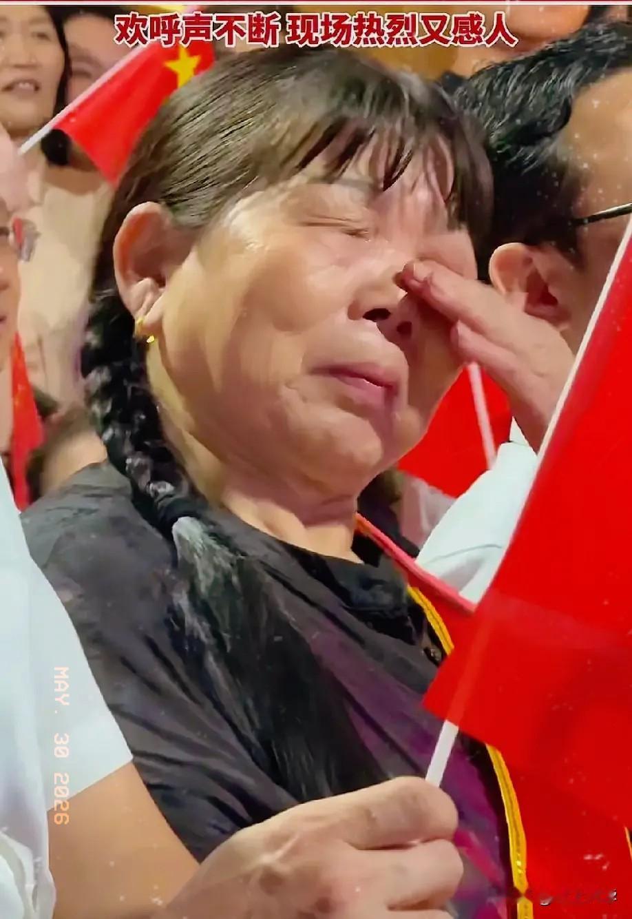 航天员张陆出舱时，有一幕令人动容，不是他的妈妈流泪了，而是他的妈妈收到了鲜花。大