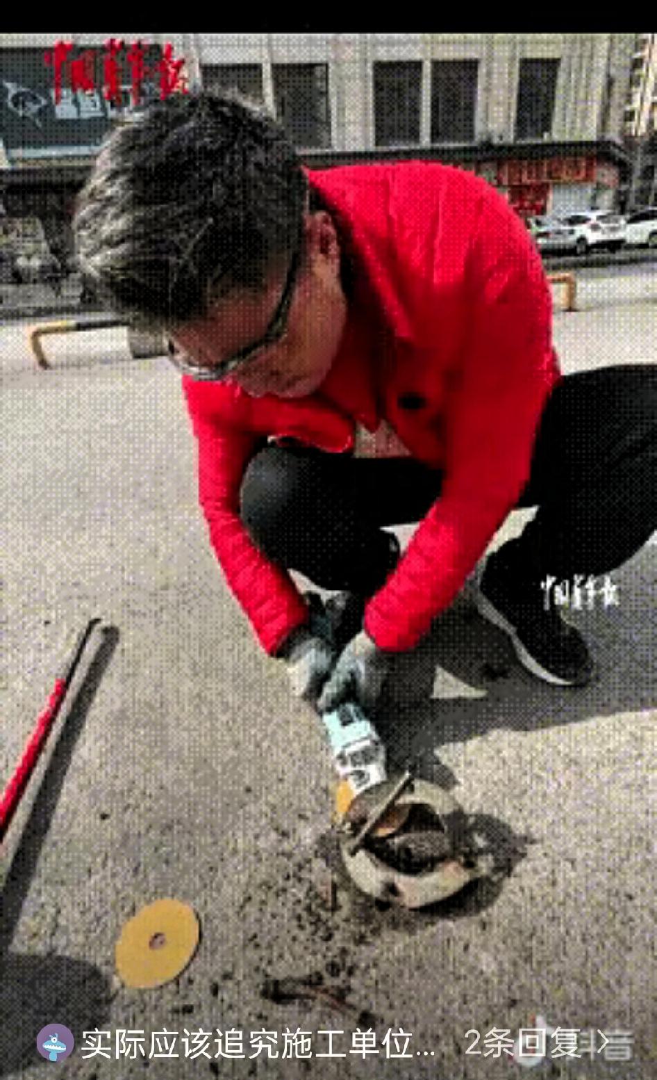 积大德了！近日，河南郑州一男子因孩子曾被地钉绊倒受伤，便开始在路边公益拔钉，这