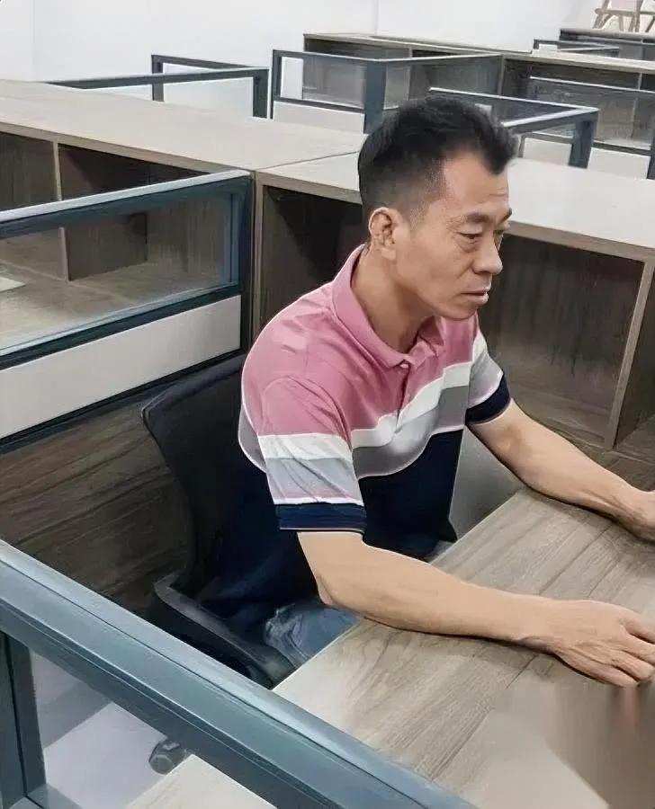 程厂长上周连夜从柬埔寨跑回来说妈重病得守着可老同事都清楚——他是“管”不