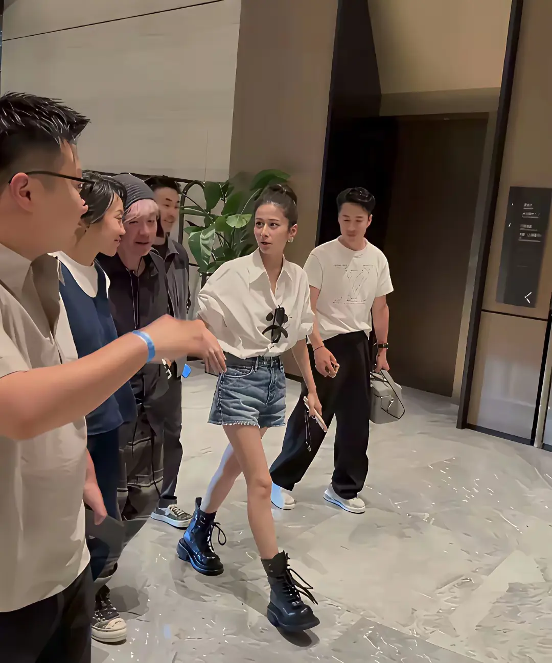 颖儿这腿好细啊！但是大夏天穿一个靴子不捂脚吗？