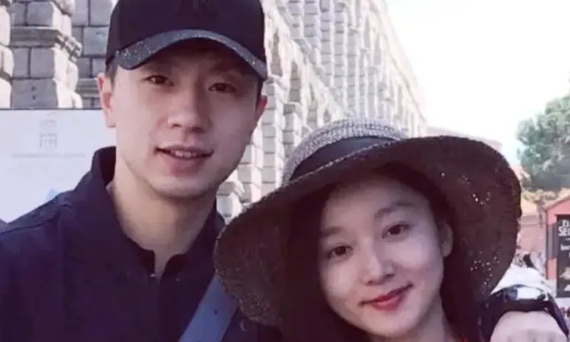 马龙的老婆夏露居然是个大美女，是在银行工作的。据说夏露本来是马龙的粉丝，夏露作