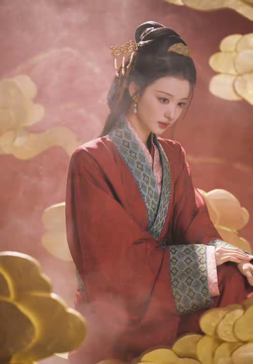 王楚然饰演的王昭君出圈后，旧照也被翻出，这颜值真的是从小美到大吧？