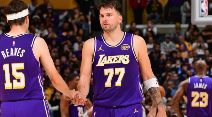 美记晒出一组数据，洛杉矶湖人队的双人阵容数据显示，卢卡-东契奇和奥斯汀-里夫斯在