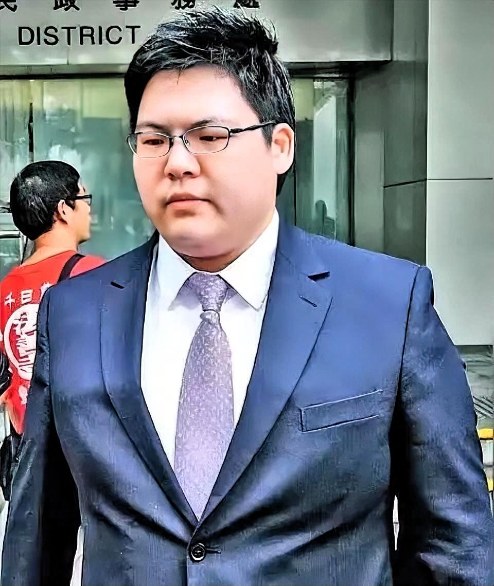 豪门最狠的偏心，从来不是给少了，而是直接把亲儿子踢出局。向佑一夜难眠，怎么