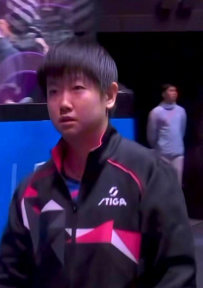 巴黎奥运会周期，国乒出现了饭圈文化，优秀运动员被黑化。训练馆里总能听见选