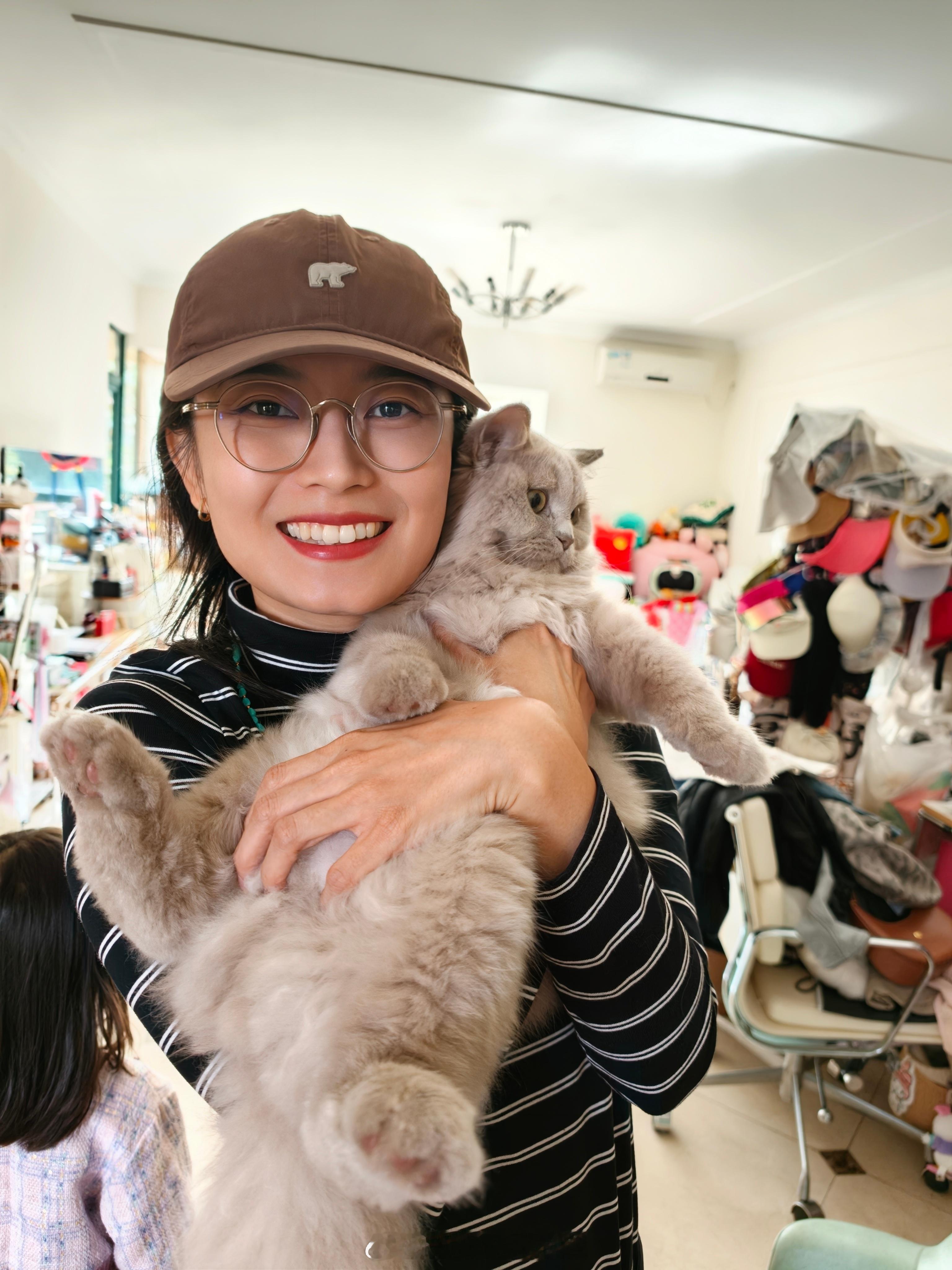 这猫也太乖了吧！！！！！我太喜欢了😘！怎么搓都不生气甚至还跟狗一起争宠～和狗一