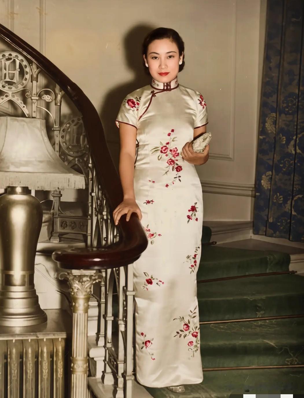 1935年，时年27岁的胡蝶随中国电影代表团赴莫斯科参加国际电影展，在接待场所楼