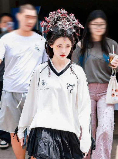 罗云熙风正在席卷横店！这样的妆造你们喜欢吗？