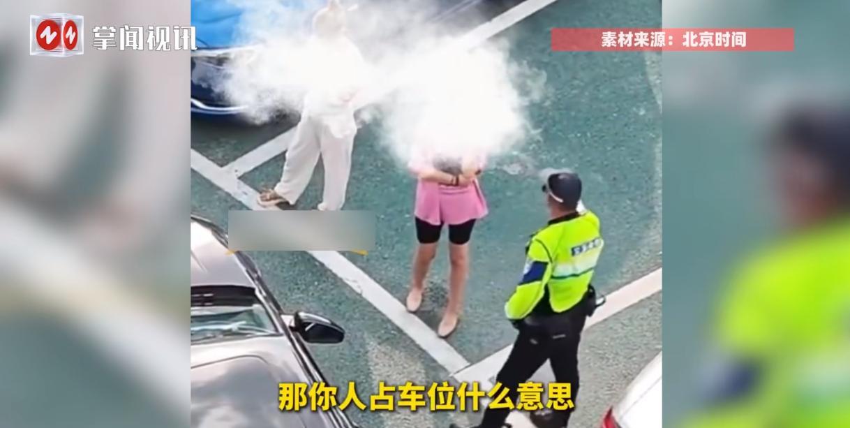 “离了个大谱！”10月2日，浙江，一女子“人肉”占车位不让别的车主停车，交警赶到