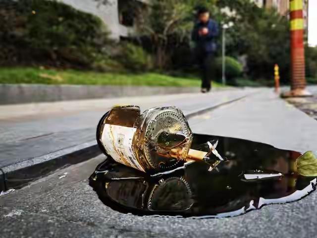 近日，杭州发生一起令人痛心的事故。一名52岁的女子在后山散步时，不幸踩到一个老化