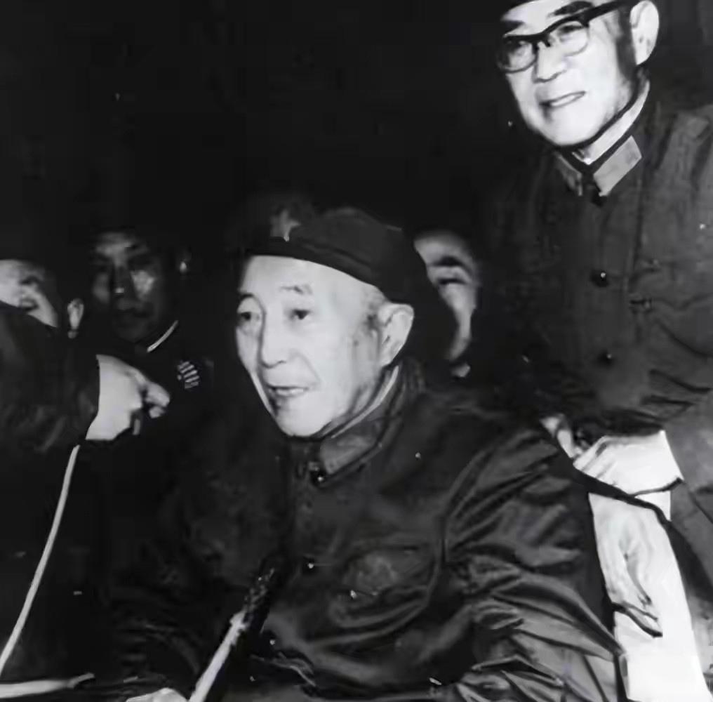 1977年，罗瑞卿是军委秘书长，排序在张廷发之后，对方进入政治局。说起来这事