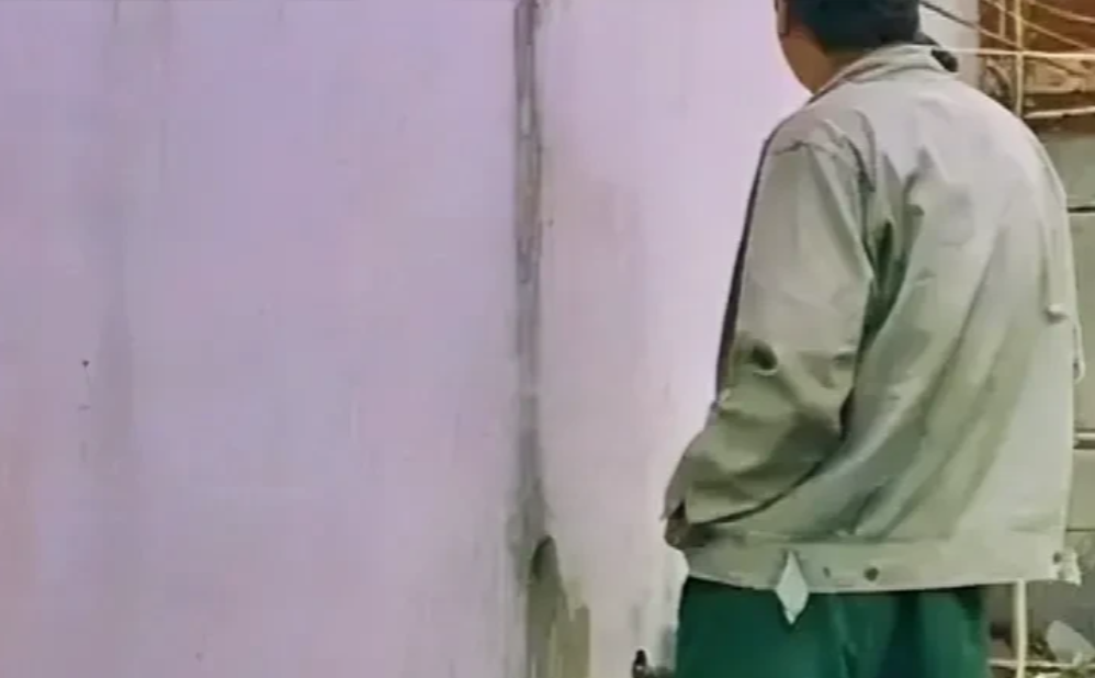 伤害不大，心里膈应！江苏常州，男子在洗浴中心大厅睡觉时，被另一名男子尿了一头。男