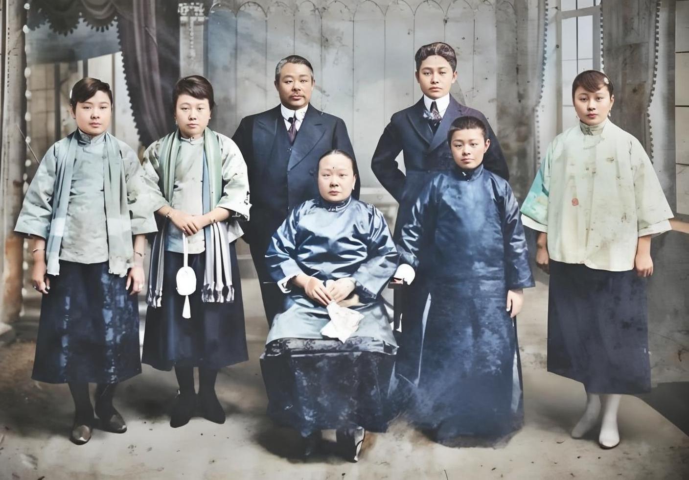 1928年，黎元洪与家人合影，左起：黎绍芳、黎绍芬、黎元洪、吴敬君、黎绍基、黎绍