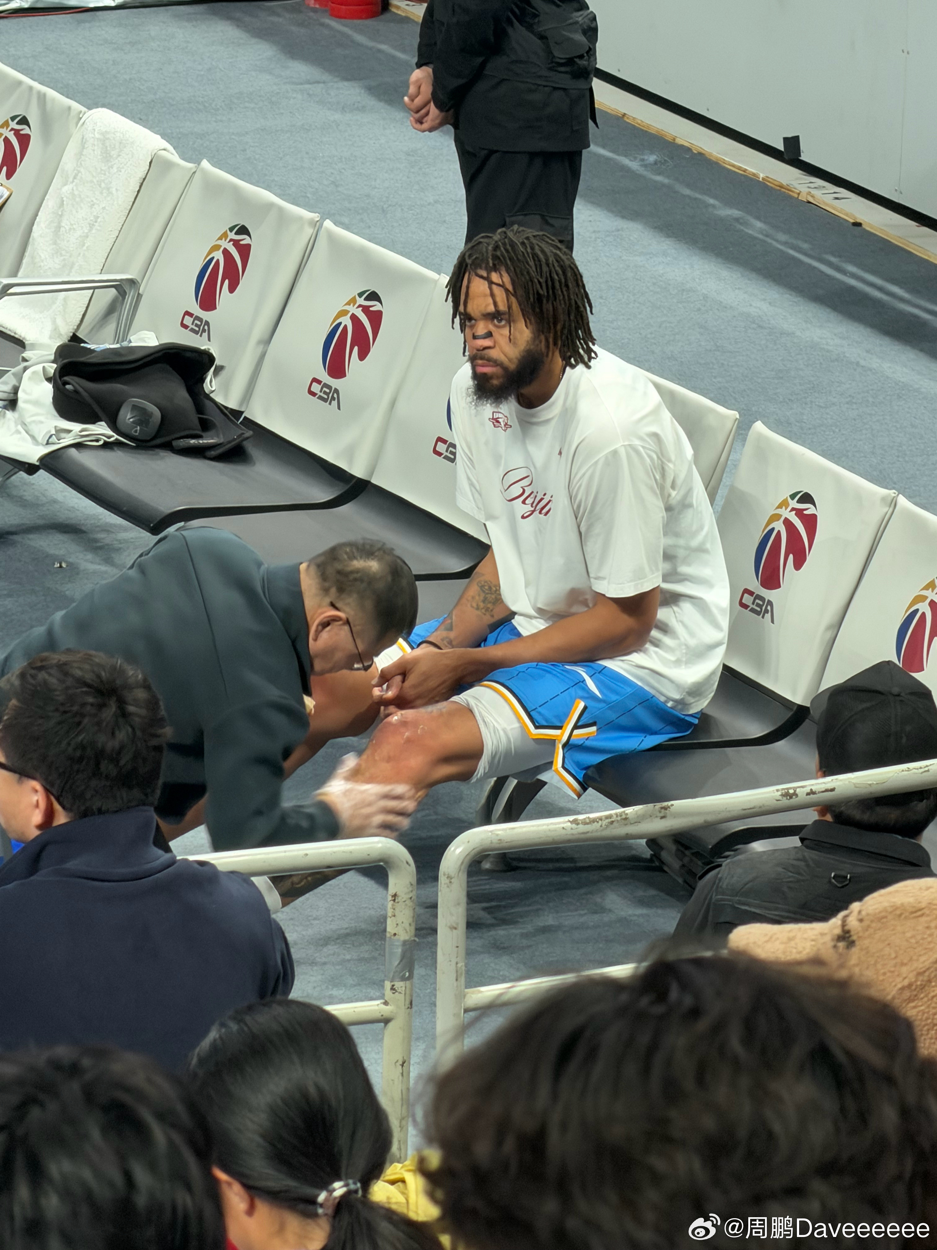 这节假日前的周五晚高峰太疯了，四点半出发还是生生开了俩小时才到五棵松，现场瞅瞅窝