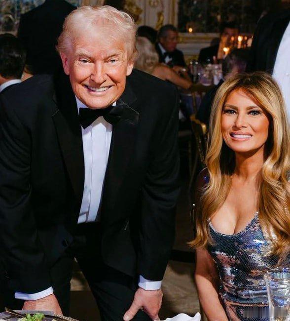 梅拉尼娅总通过着装传递重要信号，这次她选了条银色礼服。白银正是那个能引爆银行