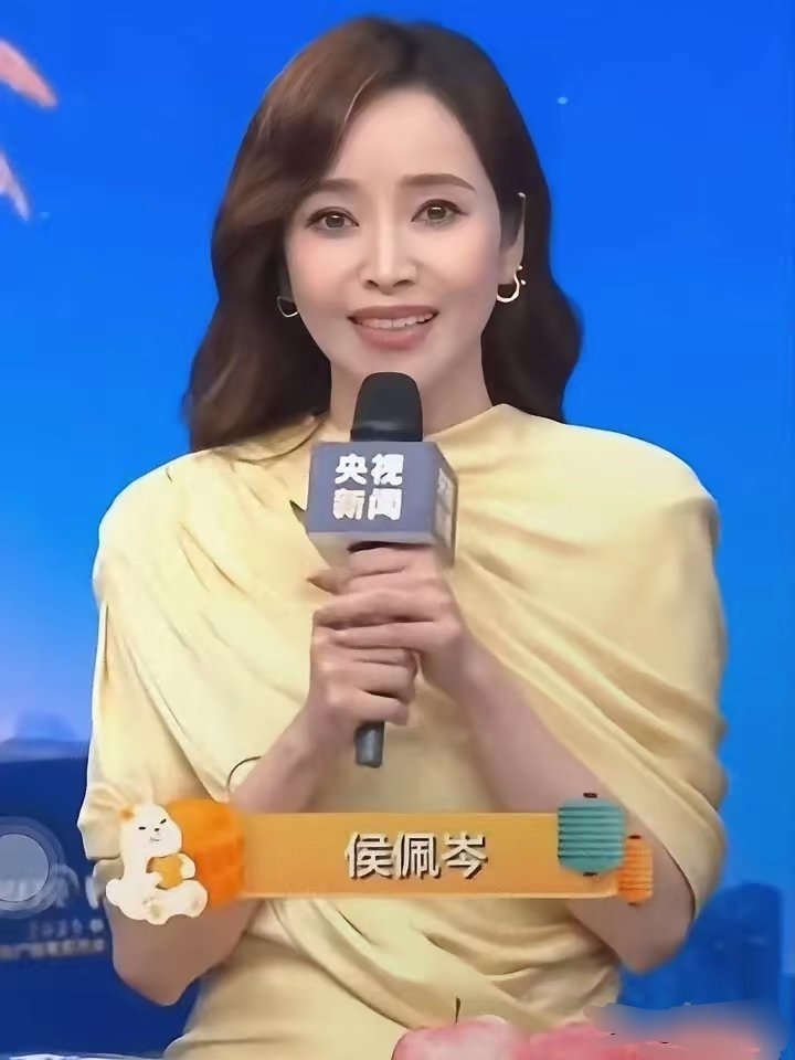 侯佩岑主持央视中秋晚会，​再次证明多读书真的很重要，​不信你看今晚侯佩岑在晚会上