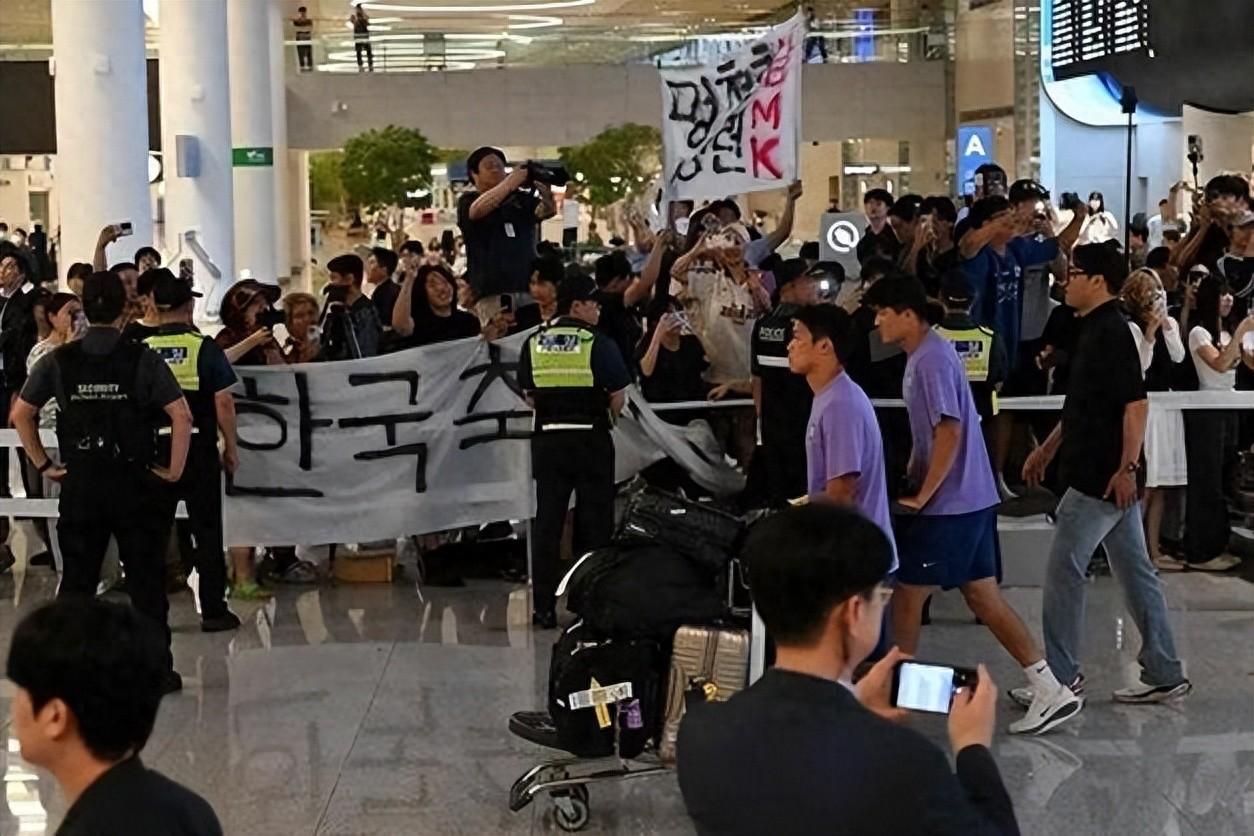 韩国队这次回来，真的跟被开除国籍差不多。洪明甫带着9个球员坐红眼航班，凌晨4