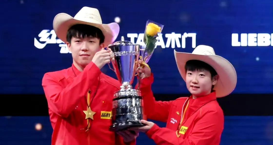 世乒赛三连冠，今年的合照，灯光确实有点暗了！幽暗的灯光，黑色的衣服，真的是两眼