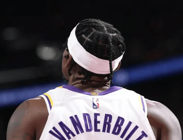 NBA常规赛：湖人vs太阳的比赛已经结束，湖人客场116-114战胜太阳。全场