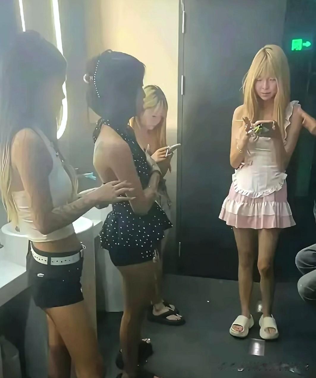 KTV里瞧见几个小姑娘，看着也就十七八岁，本该在校园里青春洋溢，结果在洗手池